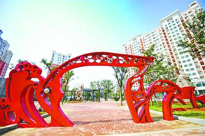 钢着色雕塑“燕飞鱼跃”在济南建成