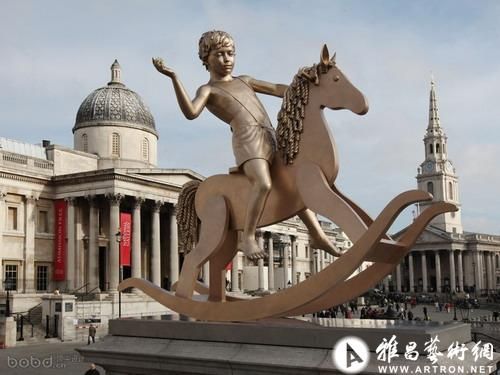 伦敦特拉法加广场青铜木马雕塑亮相